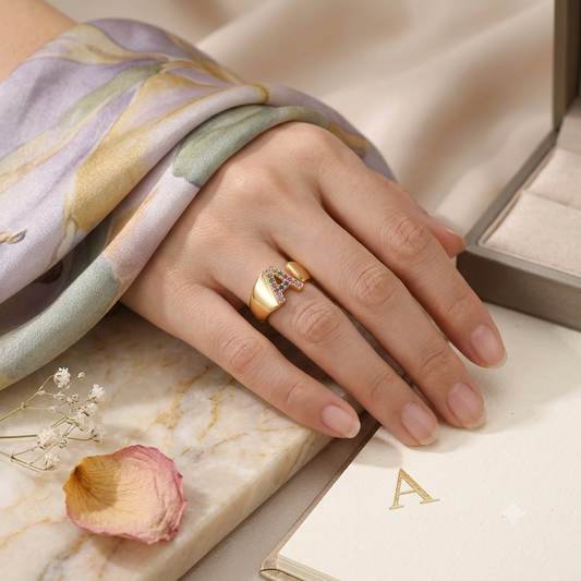Bague Initiale Zircon Arc-en-Ciel A-Z | Plaqué Or 18 Carats – Avylo