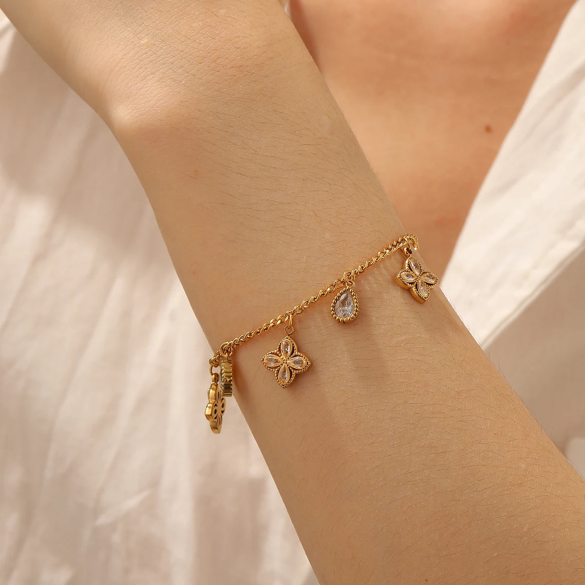 Bracelet Fleur en Acier Inoxydable 316L DIEYURO – Cristaux Blancs Élégant pour Femme | Bijou Tendance