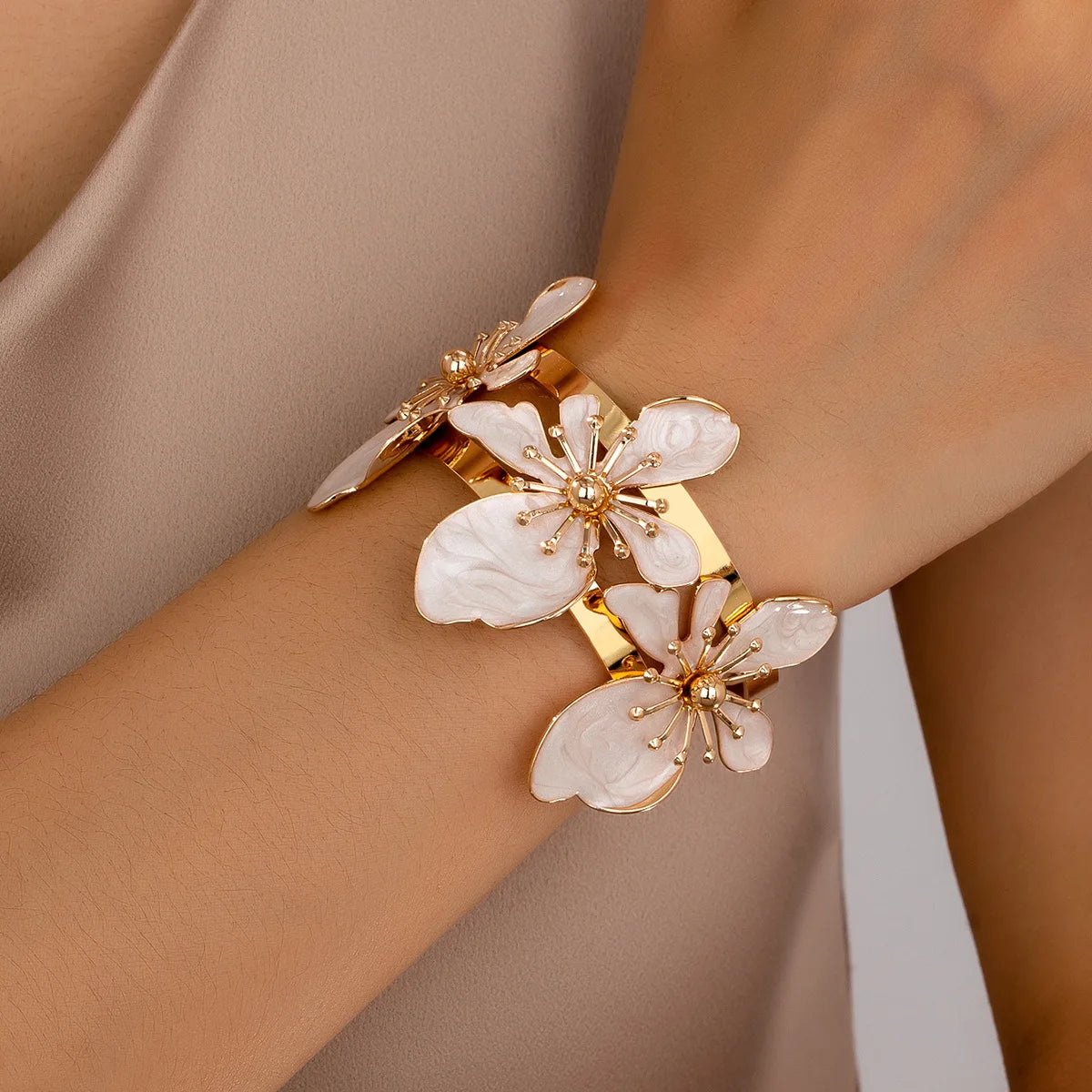 Bracelet Manchette Fleur Bohème Femme – Bijou Floral Ouvert Élégant, Style Chic pour Été et Mariage